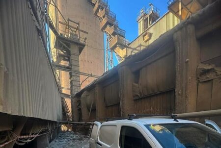 Desamiantado en cementera de Barcelona en entorno industrial